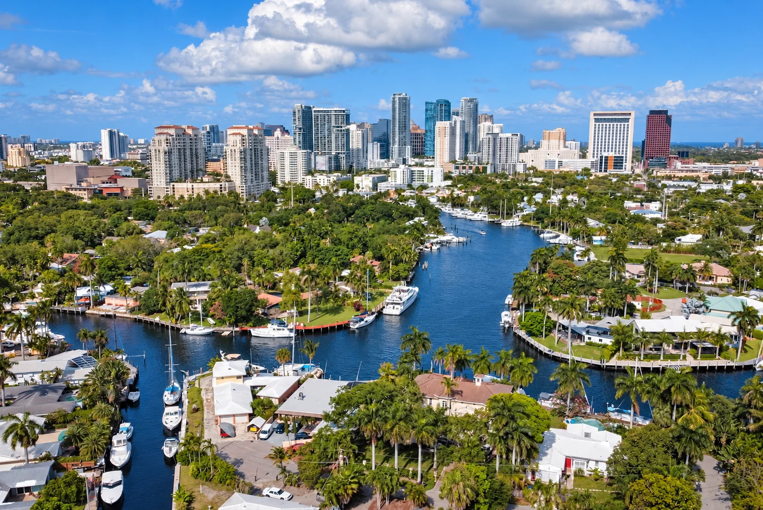 Vista aérea de los canales, barcos y perfil urbano del centro de Fort Lauderdale